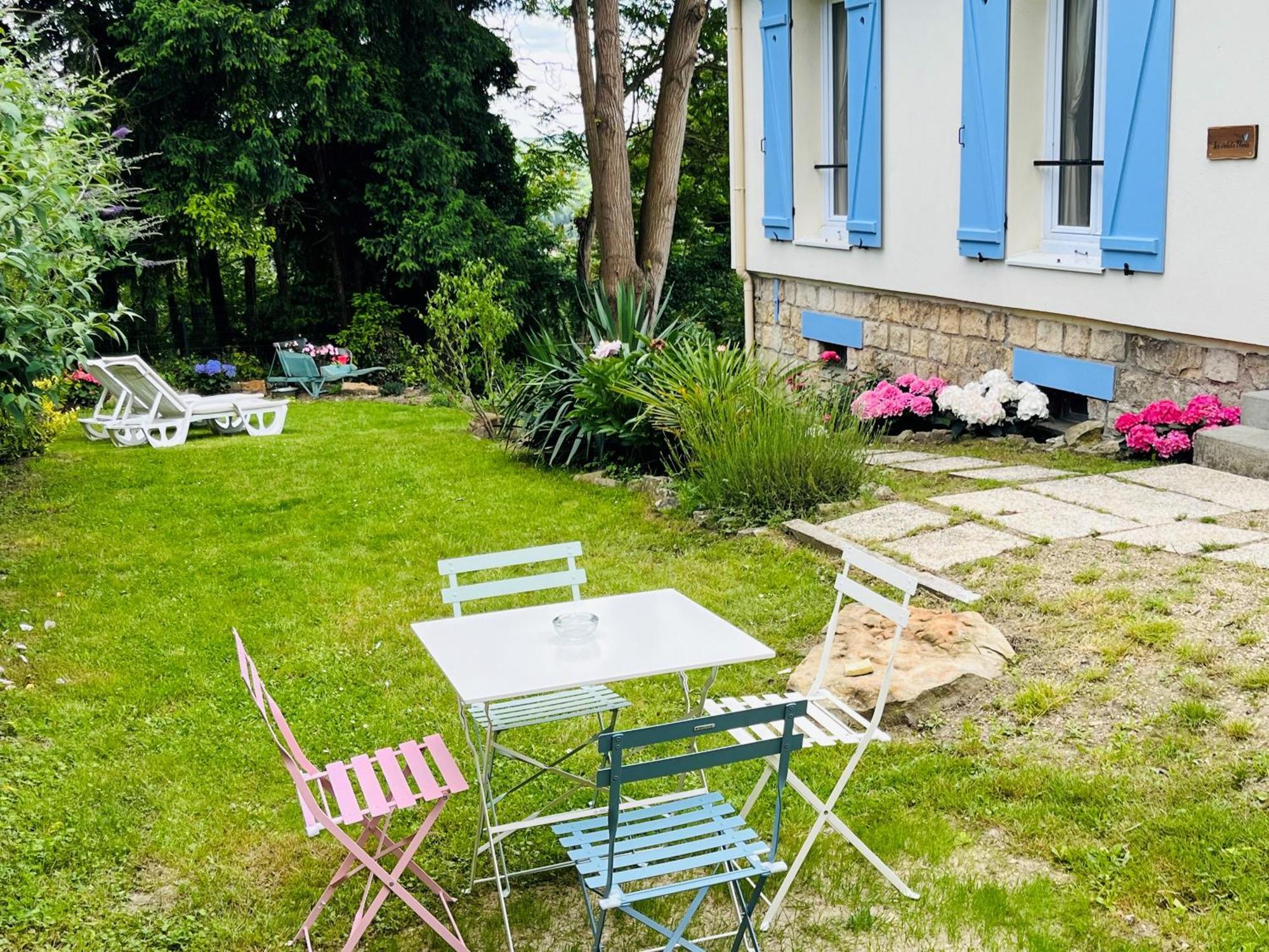 Les Volets Bleus Villa Parmain Екстериор снимка